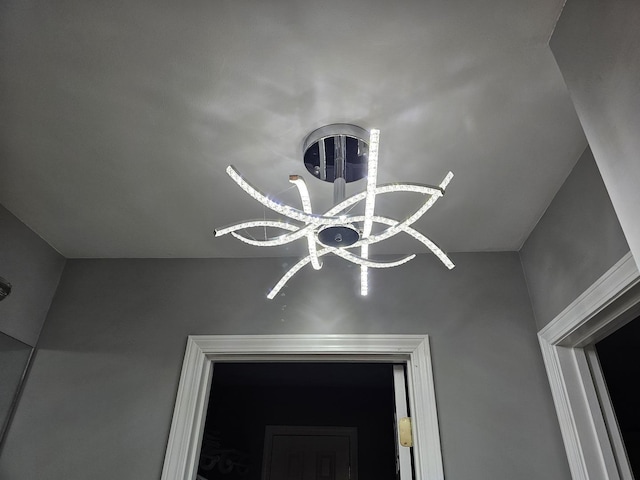 room details featuring a notable chandelier