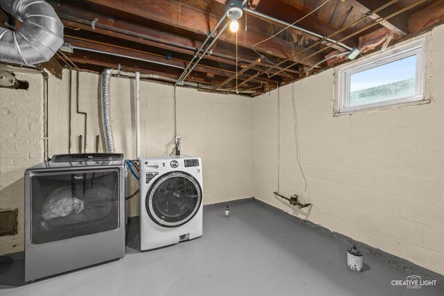 627 S Main St, Montgomery, IL 60538 - laundry room with washing machine and dryer and laundry area