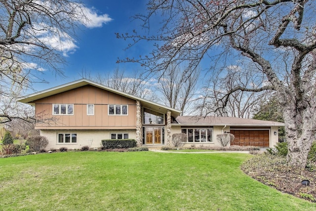 view of front of house featuring a front lawn