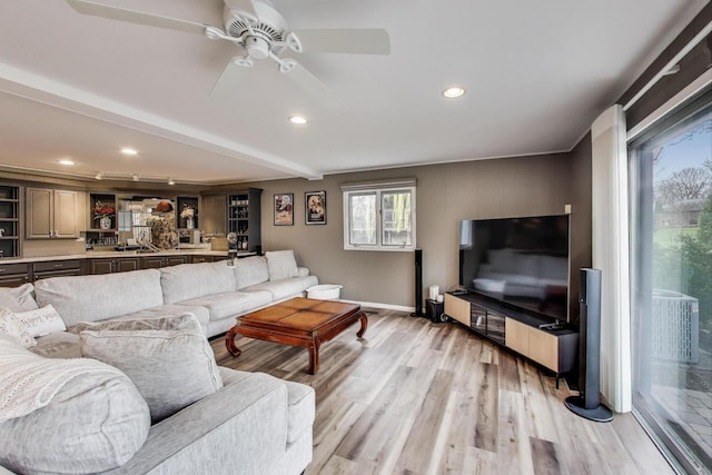 living area featuring light wood-style floors, ceiling fan, baseboards, and recessed lighting