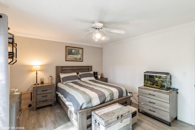 bedroom with light wood finished floors, crown molding, and ceiling fan