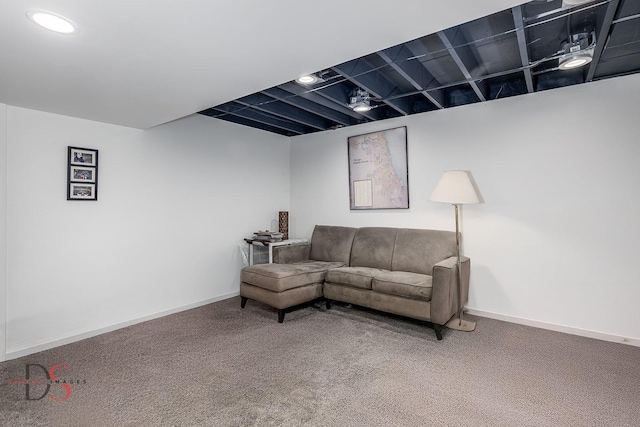 living area with carpet and baseboards