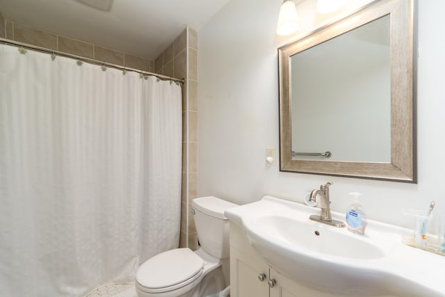 full bathroom featuring a shower with shower curtain, vanity, and toilet