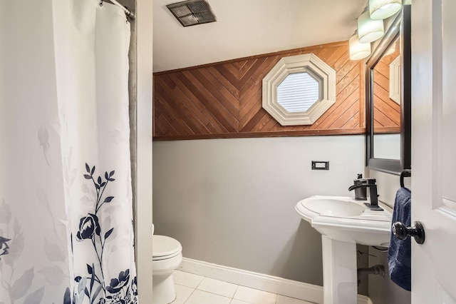 bathroom featuring baseboards, tile patterned floors, a shower with curtain, toilet, and visible vents