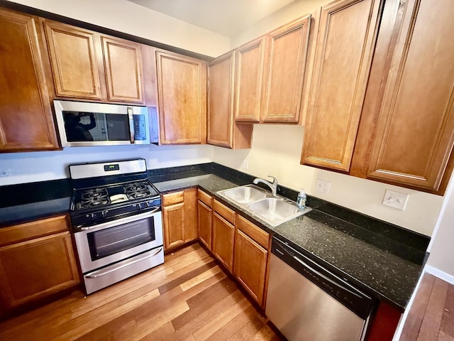 4731 S Ingleside Ave Unit C3, Chicago, IL 60615 - kitchen with dark countertops, appliances with stainless steel finishes, a sink, and light wood-style floors