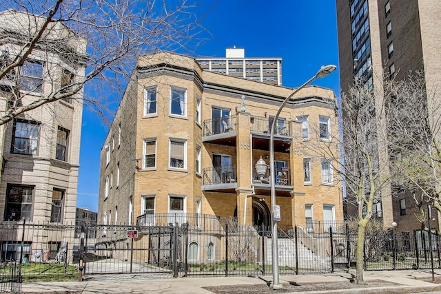 834 W Belle Plaine Ave Unit 3W, Chicago, IL 60613 - view of property with fence