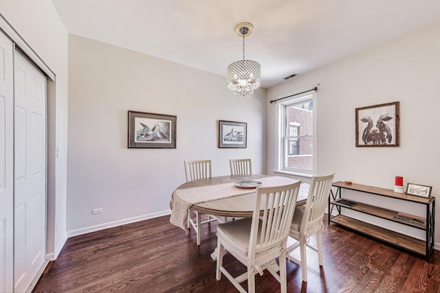 834 W Belle Plaine Ave Unit 3W, Chicago, IL 60613 - dining area with dark wood-style flooring, visible vents, baseboards, and an inviting chandelier
