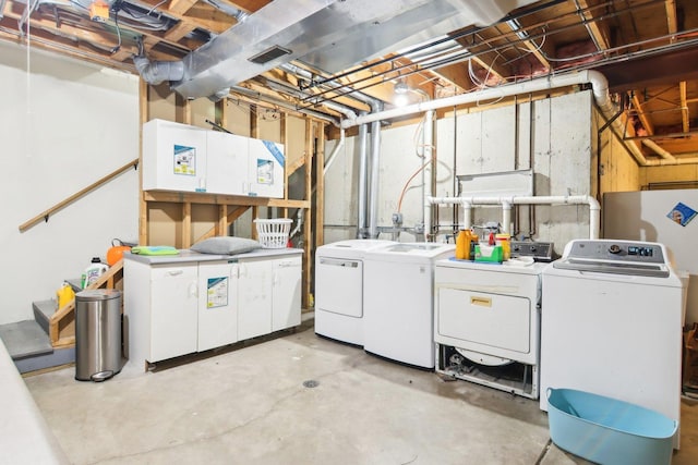 washroom with laundry area and washing machine and dryer