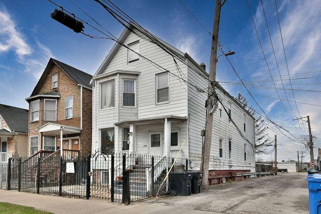 view of front of home featuring a fenced front yard