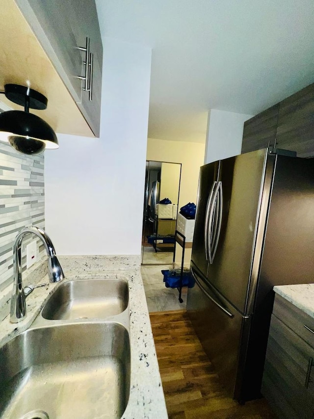 345 W Fullerton Pkwy Unit 503, Chicago, IL 60614 - kitchen with tasteful backsplash, dark wood-style flooring, light countertops, freestanding refrigerator, and a sink