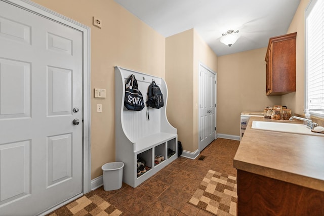 laundry room with visible vents, baseboards, and a sink