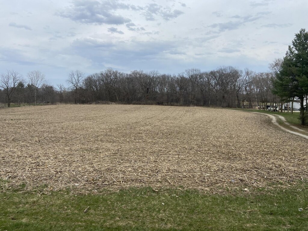 6312 Wilmot Rd, Spring Grove, IL 60081