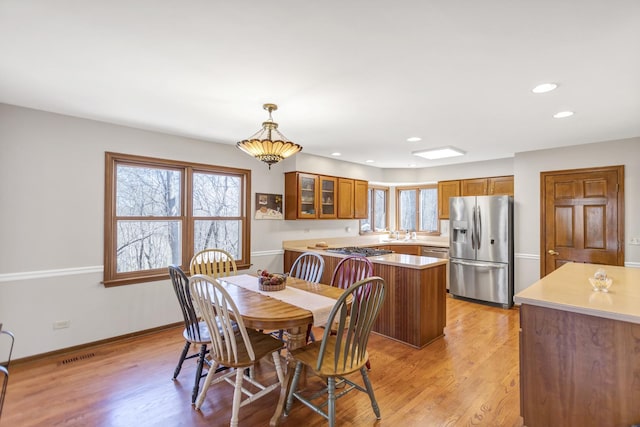 dining area featuring recessed lighting, visible vents, light wood-type flooring, and baseboards