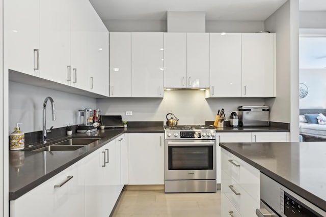 1701 W Webster Ave Unit 512, Chicago, IL 60614 - kitchen with stainless steel gas range, dark countertops, white cabinets, light wood finished floors, and a sink