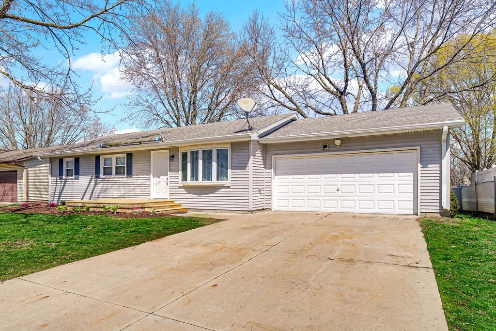 566 Pierce Ave, Bradley, IL 60915 - single story home featuring a garage, driveway, and a front lawn