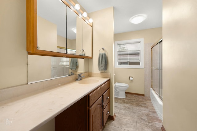 632 Columbine Ave, Lisle, IL 60532 - bathroom with toilet, vanity, baseboards, and bath / shower combo with glass door