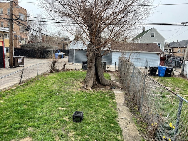 5515 S Hoyne Ave, Chicago, IL 60636 - view of yard featuring a fenced backyard