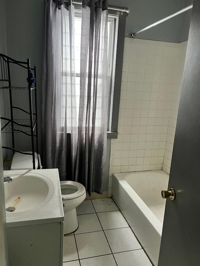 5515 S Hoyne Ave, Chicago, IL 60636 - full bath featuring tile patterned floors, shower / bath combo with shower curtain, vanity, and toilet