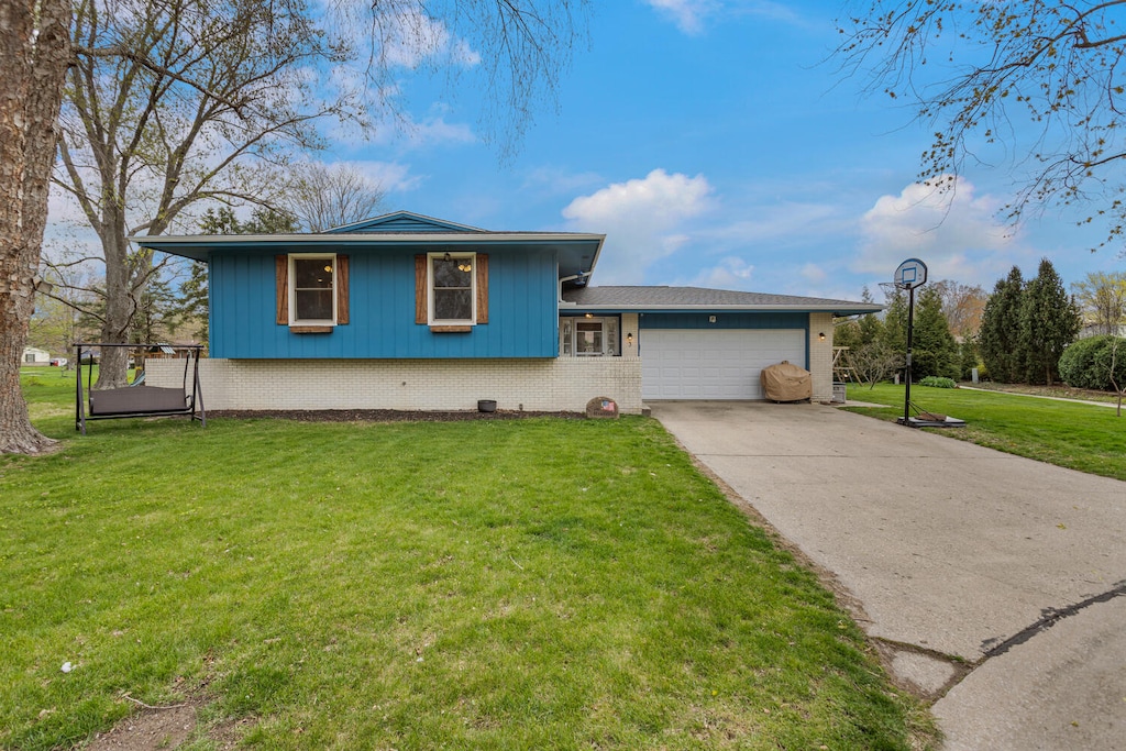 3 Clover Leaf Ct, Savoy, IL 61874 - split level home featuring a front lawn, brick siding, driveway, and a garage