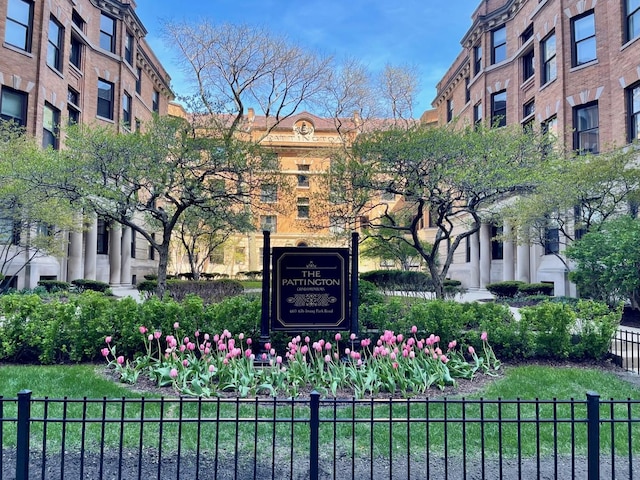 670 W Irving Park Rd Unit G6, Chicago, IL 60613 - community / neighborhood sign with fence