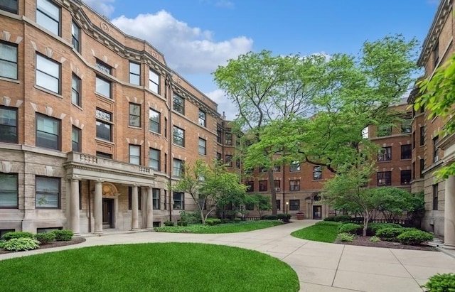 670 W Irving Park Rd Unit G6, Chicago, IL 60613 - view of property's community