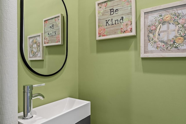 bathroom featuring a sink