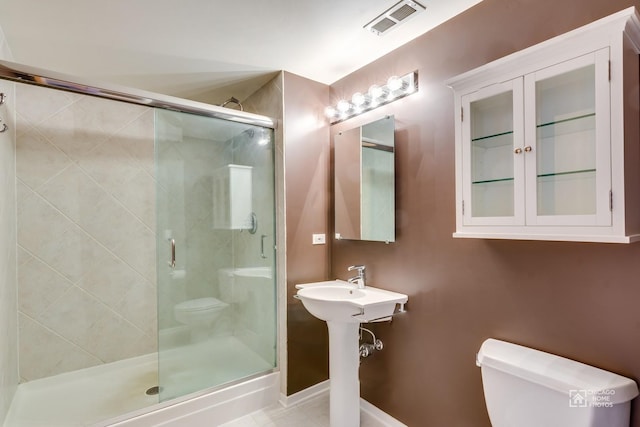 bathroom featuring visible vents, a stall shower, and toilet