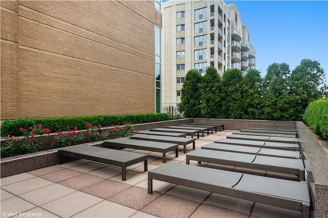 33 W Ontario St Unit 40D, Chicago, IL 60654 - view of property's community featuring a patio
