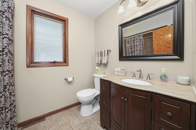 full bath featuring toilet, baseboards, a shower with curtain, and vanity