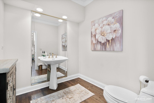 70 New Abbey Dr, Inverness, IL 60010 - bathroom featuring toilet, recessed lighting, wood finished floors, and baseboards