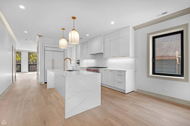 1646 N Orchard St Unit 3S, Chicago, IL 60614 - kitchen featuring a sink, light wood-type flooring, white cabinetry, backsplash, and recessed lighting