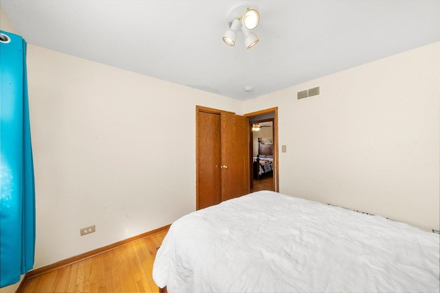609 Chippewa Ln, Darien, IL 60561 - bedroom featuring wood finished floors, baseboards, a closet, and visible vents