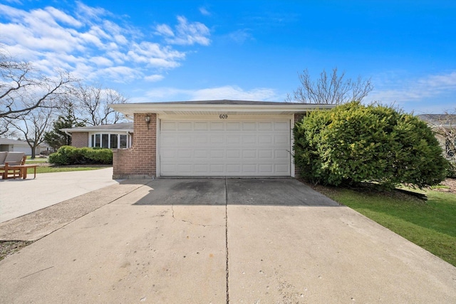 609 Chippewa Ln, Darien, IL 60561 - garage with driveway