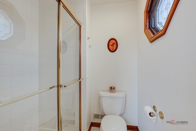 full bathroom featuring toilet and tiled shower