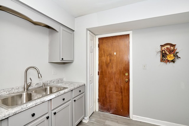 212A Collen Dr Unit 104, Lombard, IL 60148 - kitchen with baseboards, light wood-style flooring, light countertops, gray cabinetry, and a sink