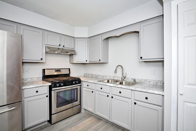 212A Collen Dr Unit 104, Lombard, IL 60148 - kitchen with light wood-style flooring, gray cabinets, under cabinet range hood, a sink, and stainless steel appliances