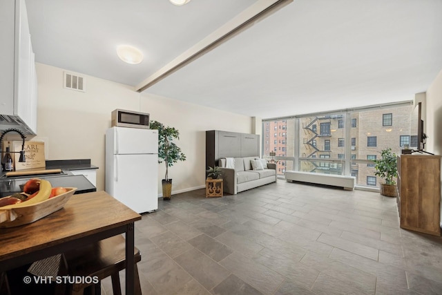 2400 N Lakeview Ave Unit 901, Chicago, IL 60614 - interior space featuring visible vents and floor to ceiling windows