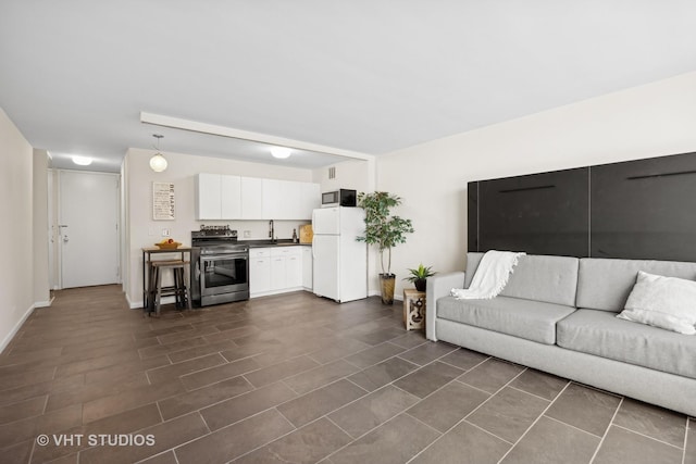 2400 N Lakeview Ave Unit 901, Chicago, IL 60614 - living area with baseboards