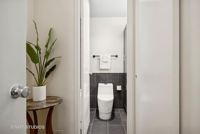 2400 N Lakeview Ave Unit 901, Chicago, IL 60614 - bathroom featuring tile patterned floors, a wainscoted wall, tile walls, and toilet