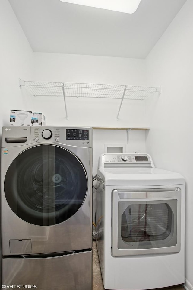 laundry area with laundry area and washing machine and clothes dryer