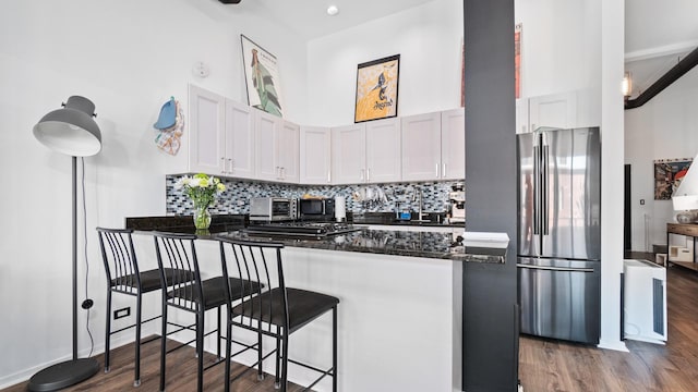 1760 W Wrightwood Ave Unit 305, Chicago, IL 60614 - kitchen with tasteful backsplash, a peninsula, freestanding refrigerator, and dark wood finished floors