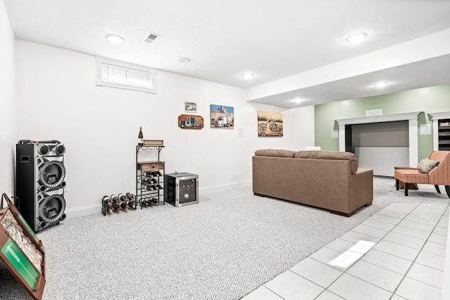 living area featuring visible vents, light carpet, baseboards, and recessed lighting