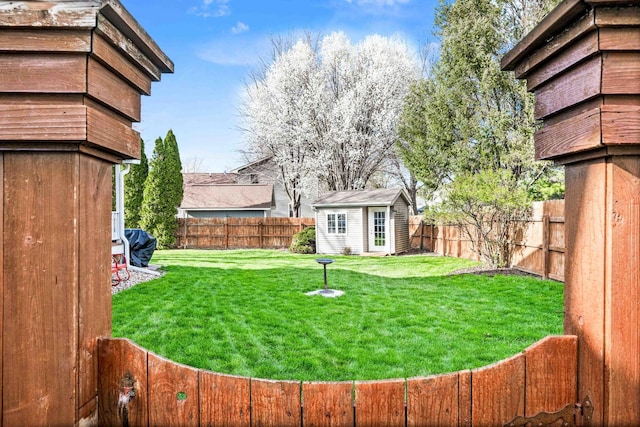 view of yard featuring a fenced backyard and an outbuilding