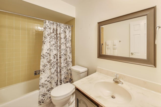 full bath with shower / tub combo with curtain, vanity, and toilet
