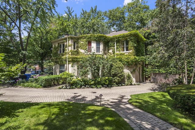 view of front of house featuring a front yard and fence