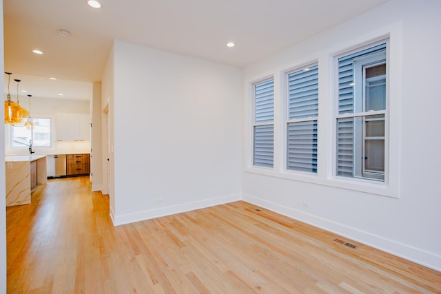 3621 N Richmond St, Chicago, IL 60618 - unfurnished room with light wood-style floors, recessed lighting, visible vents, and baseboards