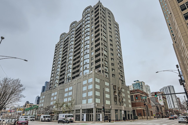 600 N Dearborn St Unit 710, Chicago, IL 60654 - view of property featuring a city view