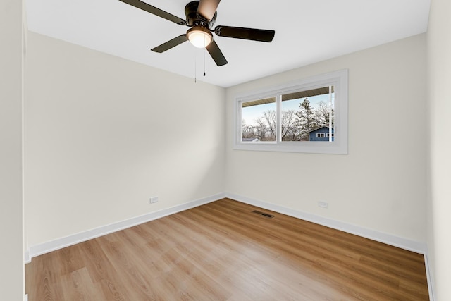 empty room with light wood-type flooring, visible vents, baseboards, and ceiling fan