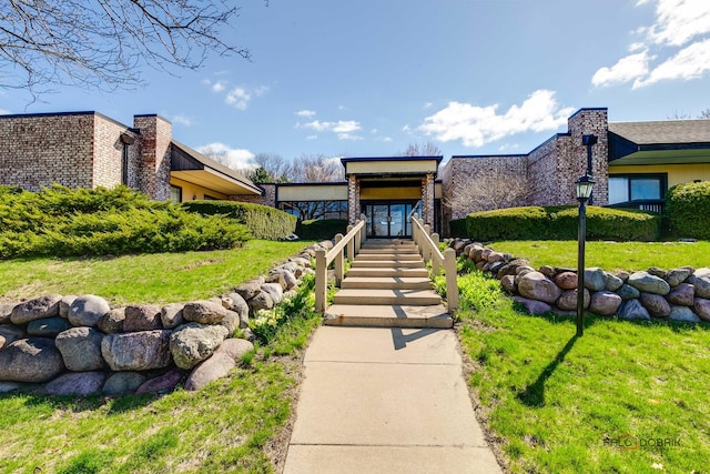 view of front facade with a front lawn