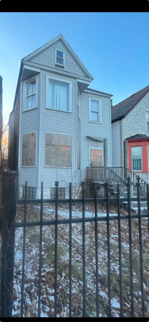 view of front of house with fence